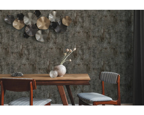 Salle à manger décorative avec papier peint à motifs, table en bois et chaises.
