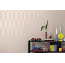 Objets décoratifs sur une étagère devant un mur à motif géométrique