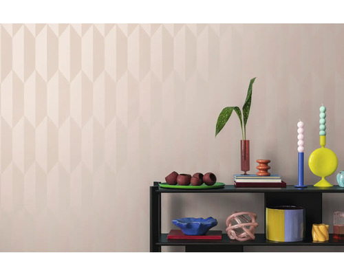 Objets décoratifs sur une étagère devant un mur à motif géométrique