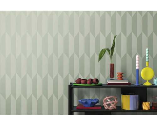 Innenraum mit geometrischer Tapete und Regal mit Dekorationsgegenständen