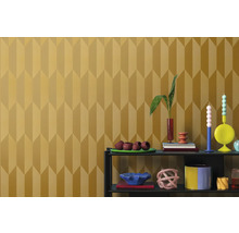 Gemusterte Wand mit dekorativen Objekten auf einem Regal