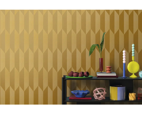 Gemusterte Wand mit dekorativen Objekten auf einem Regal