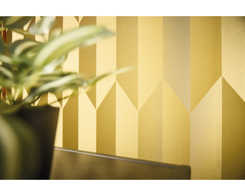 Nahaufnahme einer Wand mit geometrischem Tapetenmuster.