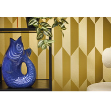 Raumansicht mit geometrischer Tapete und dekorativer Fischvase