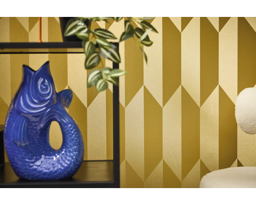 Raumansicht mit geometrischer Tapete und dekorativer Fischvase