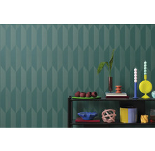 Salon à motifs avec étagère et décoration sur fond de papier peint à motifs