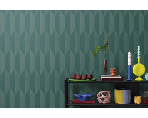 Salon à motifs avec étagère et décoration sur fond de papier peint à motifs