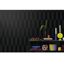 Décoration murale avec motif géométrique et éléments décoratifs sur une étagère