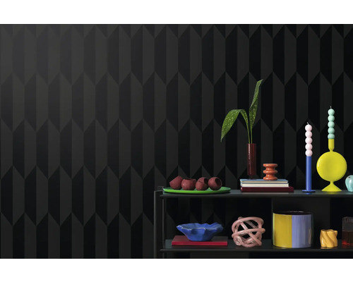 Décoration murale avec motif géométrique et éléments décoratifs sur une étagère