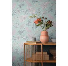 Papier peint décoratif avec motif de plantes et étagère avec décoration