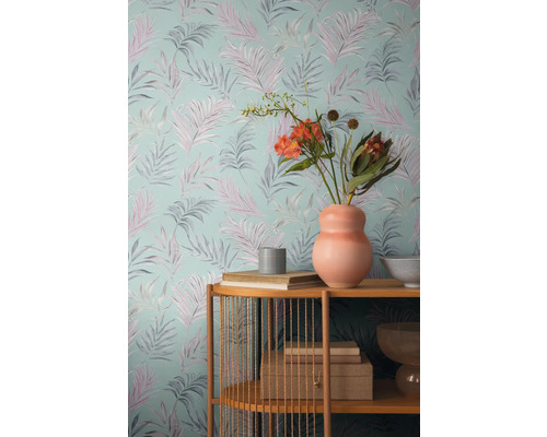 Papier peint décoratif avec motif de plantes et étagère avec décoration