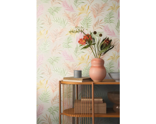 Vue d'une pièce avec du papier peint à motif de feuilles et une étagère en bois avec des objets décoratifs