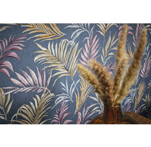 Gros plan d'un papier peint gris foncé avec un motif de feuilles roses, brunes et blanches