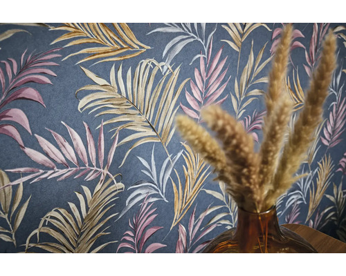 Gros plan d'un papier peint gris foncé avec un motif de feuilles roses, brunes et blanches