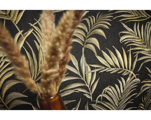 Gros plan d'un papier peint noir avec un motif de feuilles de palmier dorées