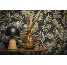 Scène décorative avec lampe de table, vase et papier peint à motifs