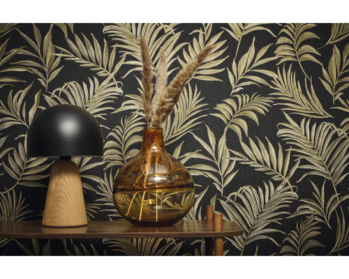 Scène décorative avec lampe de table, vase et papier peint à motifs