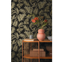 Papier peint décoratif avec motif de feuilles de palmier tropical dans un intérieur.