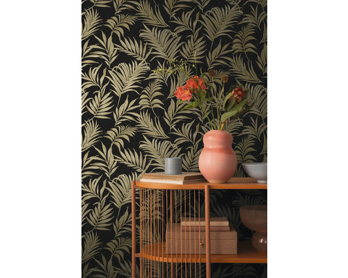 Papier peint décoratif avec motif de feuilles de palmier tropical dans un intérieur.