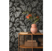 Papier peint décoratif avec motif de feuilles de palmier, associé à des éléments d'étagère et des objets de décoration.