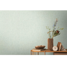 Helle Tapete mit subtiler Textur im Raum dargestellt