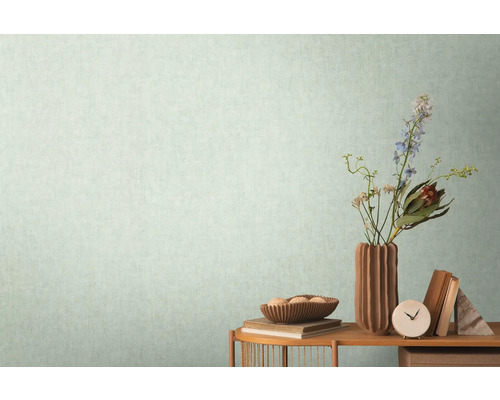 Helle Tapete mit subtiler Textur im Raum dargestellt