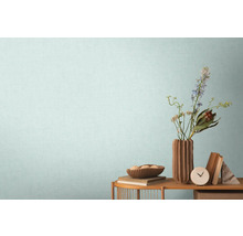 Wohnszene mit Holzregal, Blumenvase und Dekorationsgegenständen vor einer Wand