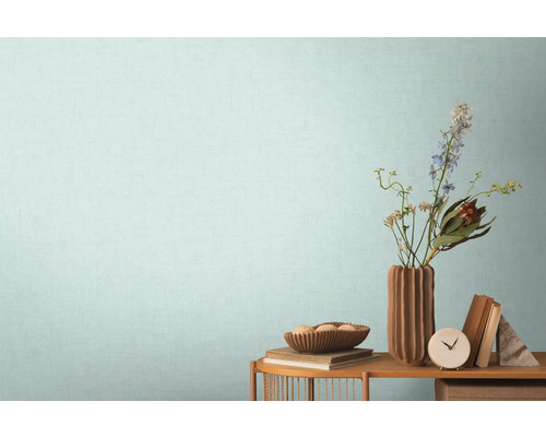 Wohnszene mit Holzregal, Blumenvase und Dekorationsgegenständen vor einer Wand