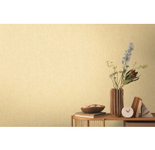 Helle Tapete mit subtiler Textur, kombiniert mit dekorativen Elementen auf einem Tisch