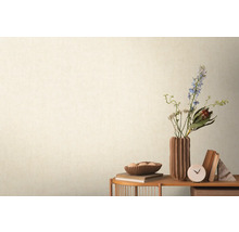 Dekoratives Stillleben mit Blumen, Vasen, Büchern und Uhr auf einem Tisch vor einer Wand