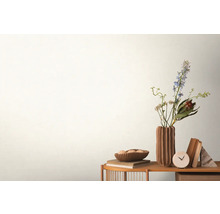 Dekorative Szene mit Blumen, Schale, Büchern und Uhr auf einem Tisch