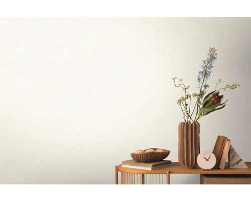 Dekorative Szene mit Blumen, Schale, Büchern und Uhr auf einem Tisch