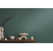 Scène décorative de nature morte avec vase, bol, tasse et boîte sur une table