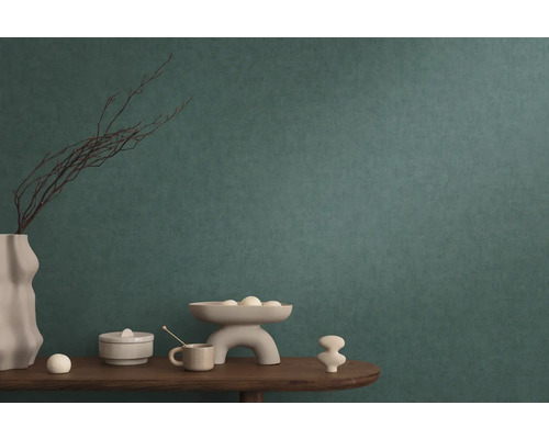 Scène décorative de nature morte avec vase, bol, tasse et boîte sur une table