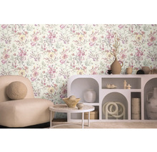 Salon avec papier peint à fleurs, fauteuil et décoration