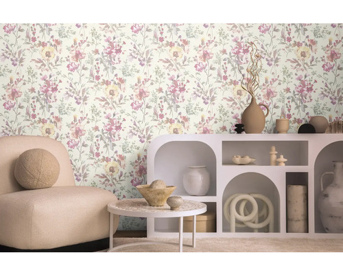 Salon avec papier peint à fleurs, fauteuil et décoration