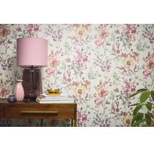 Papier peint fleuri décoratif dans une pièce avec table et lampe