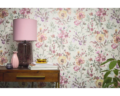 Papier peint fleuri décoratif dans une pièce avec table et lampe