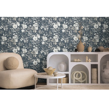 Salon avec papier peint fleuri, fauteuil et étagère blanche