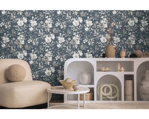 Salon avec papier peint fleuri, fauteuil et étagère blanche