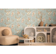 Intérieur avec papier peint à motifs floraux, fauteuil et étagère décorative