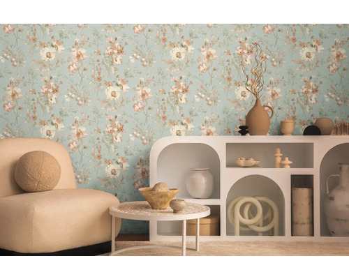 Intérieur avec papier peint à motifs floraux, fauteuil et étagère décorative