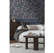 Wohnzimmer mit gemusterter Tapete, Sofa und Holztisch