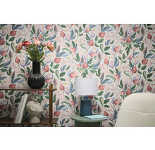 Espace de vie avec papier peint fleuri, étagère et lampe pour une ambiance élégante.