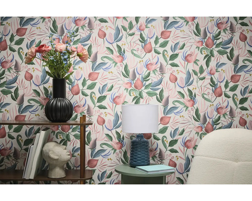 Espace de vie avec papier peint fleuri, étagère et lampe pour une ambiance élégante.