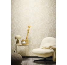 Salon décoratif avec papier peint à motifs floraux, fauteuil et table d'appoint.