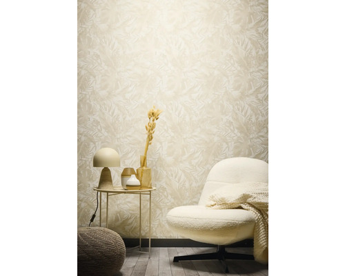 Salon décoratif avec papier peint à motifs floraux, fauteuil et table d'appoint.