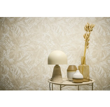 Scène décorative avec papier peint à motif végétal, lampe et vases sur une table