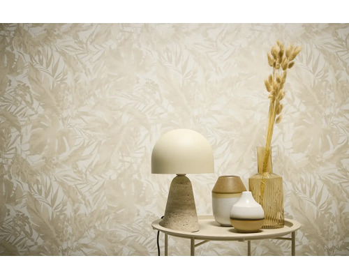 Scène décorative avec papier peint à motif végétal, lampe et vases sur une table