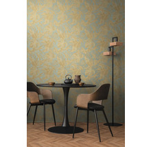 Esszimmer mit gemusterter Tapete, Tisch, Stühlen und Stehlampe